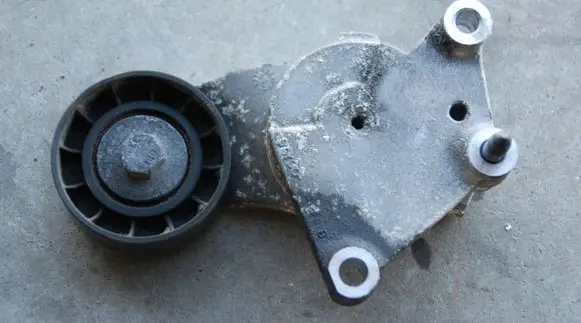 Citroen DS3 Generator/alternator belt tensioner