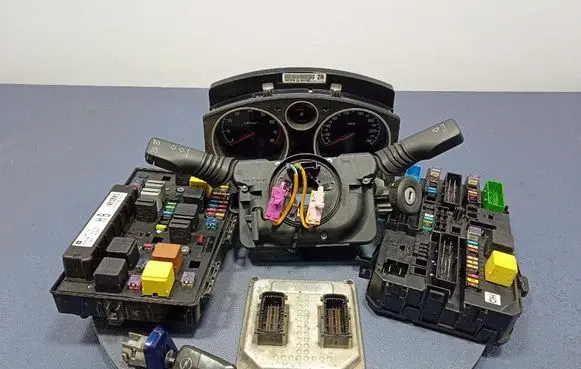 Opel Zafira B Engine control unit/module ECU 12992406