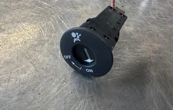 Nissan Qashqai Passenger airbag on/off switch 