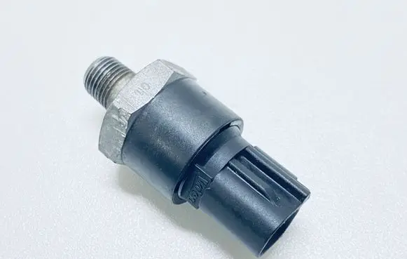 Toyota Avensis T270 Oil pressure sensor 8353012060