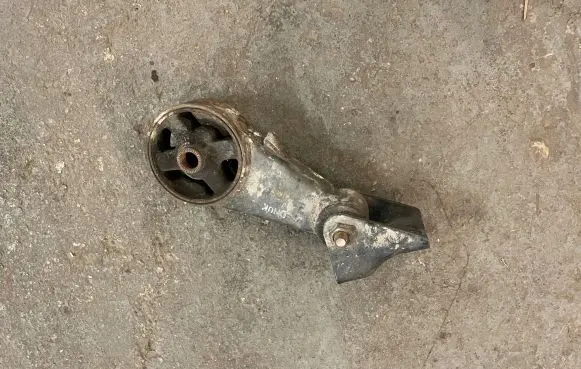 Hyundai i10 Engine mount bracket