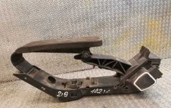 Mercedes-Benz CLS C219 Accelerator throttle pedal 2113000504