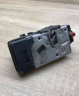 Opel Astra G Rear door lock 90561157