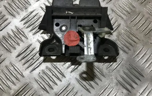 Audi A4 S4 B5 8D Tailgate/trunk/boot lock/catch/latch 8d9827505d