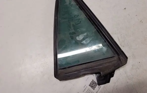 Rear vent window glass