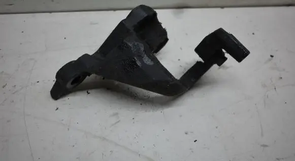 Engine mounting bracket
