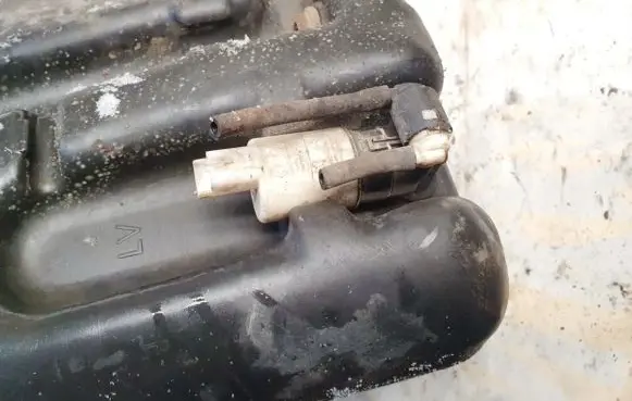 Citroen C4 I Windscreen/windshield washer pump