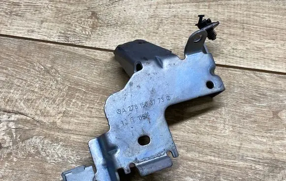Mercedes-Benz E W212 Other engine bay part A2761503773 12T058