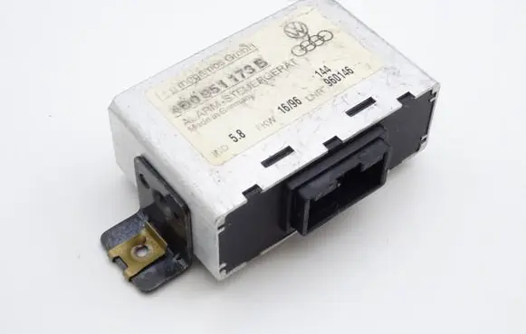 Audi A4 S4 B5 8D Alarm control unit/module 4D0951173B