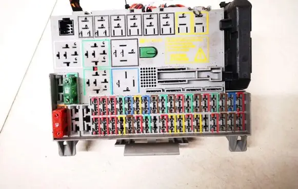 Opel Zafira A Fuse box set 90589965