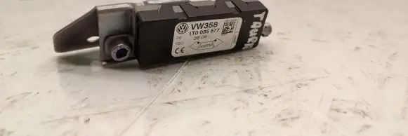 Volkswagen Touran I Antenna control unit 1T0035577