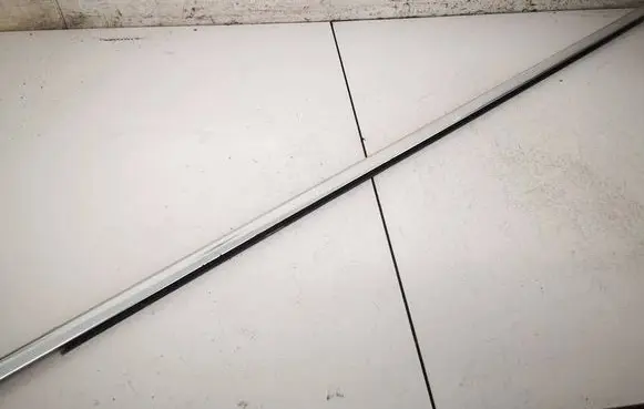Volkswagen PASSAT B6 Front door glass trim molding 3C4837475B