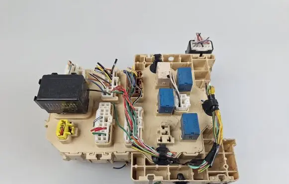 Suzuki Swift I Central body control module 3677072KB1