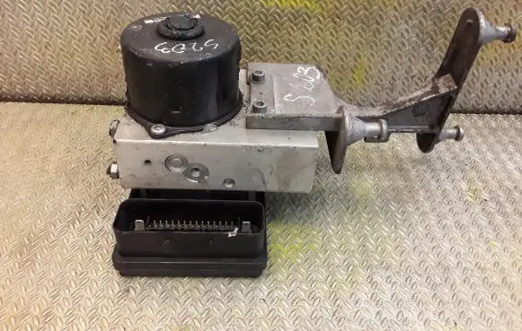 Mercedes-Benz C W203 ABS Pump 2095452932 0064310712