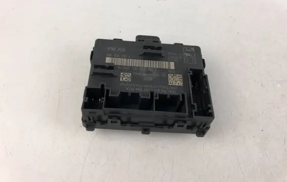 Volkswagen Tiguan Door control unit/module 5Q0959392K