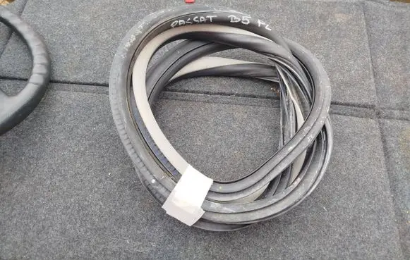 Volkswagen PASSAT B5.5 Front door rubber seal 3B0867365