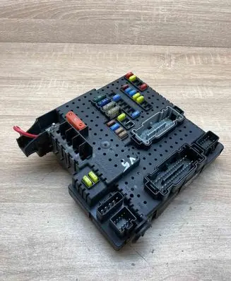Volvo XC90 Fuse module 30732769 05W425