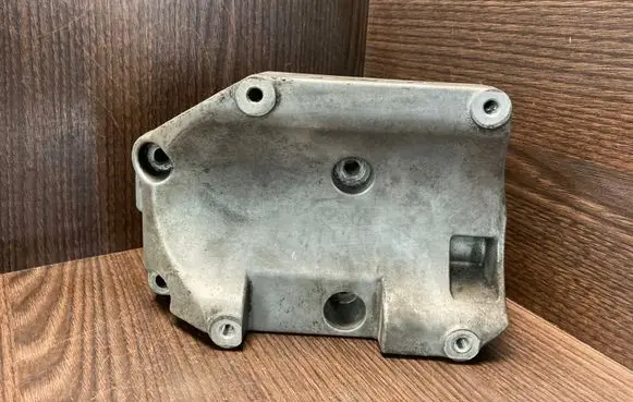 Iveco Daily 35 - 40.10 A/C compressor mount bracket 504014392