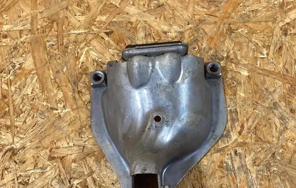 Engine mounting bracket