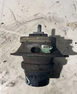 Land Rover Discovery 4 - LR4 Engine mount bracket