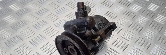 Volkswagen PASSAT B3 Power steering pump 357422155E