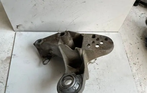 Audi A4 S4 B5 8D Engine mounting bracket 8D0199351G 8D0199351H 4B0199351