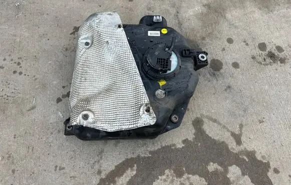 Porsche Macan (95B) AdBlue liquid reservoir 8R0131877 3590K9 Q52202932