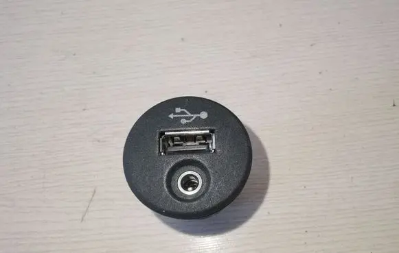 Nissan Juke I F15 USB socket connector 