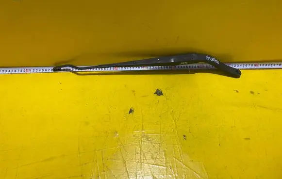 Front wiper blade arm