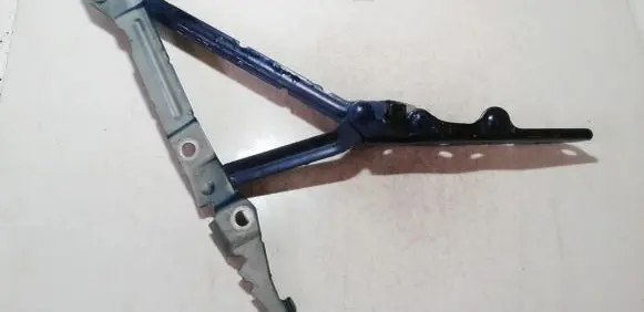 Tailgate/trunk/boot hinge