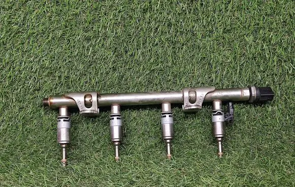 Volkswagen Jetta VI Fuel injectors set 04E906036E 0261500132 06J906051F