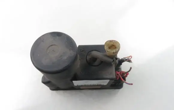 Audi A4 S4 B5 8D Central locking vacuum pump 4A0862257A