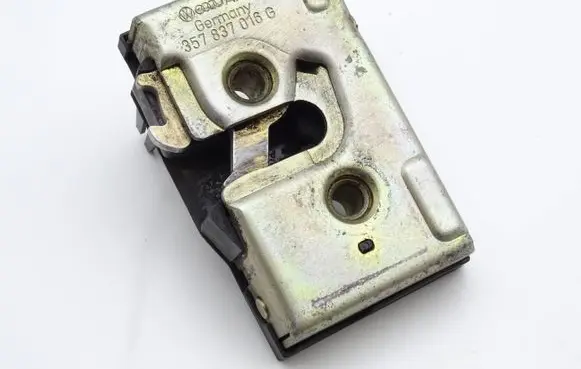 Volkswagen PASSAT B3 Front door lock 357837016G