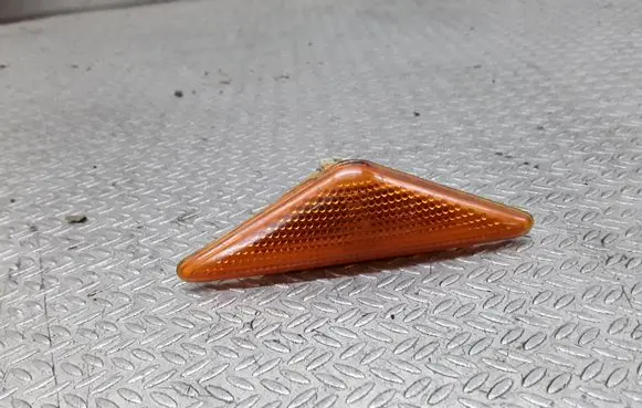 Ford Focus Front fender indicator light
