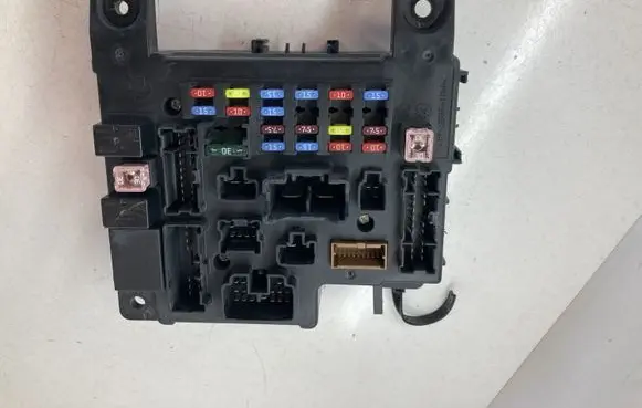 Peugeot 4007 Fuse module 8637A319 519087A18