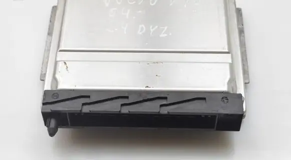 Volvo V70 Engine control unit/module 30637733A