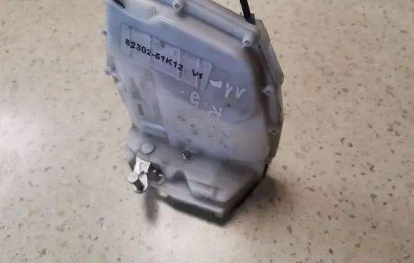 Opel Agila B Rear door lock 8230251K12
