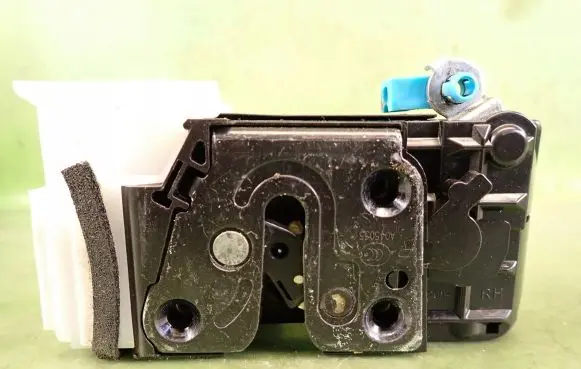 Hyundai i20 (PB PBT) Front door lock