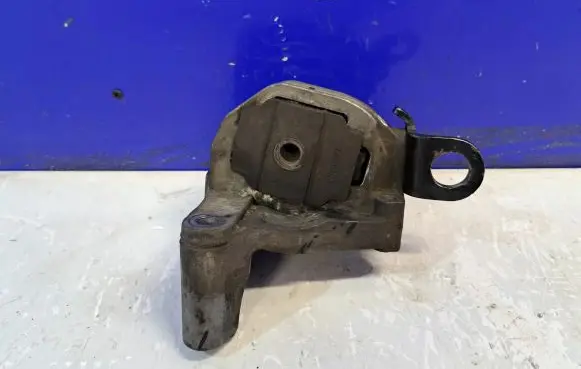 Volvo XC90 Engine mount bracket 30776354