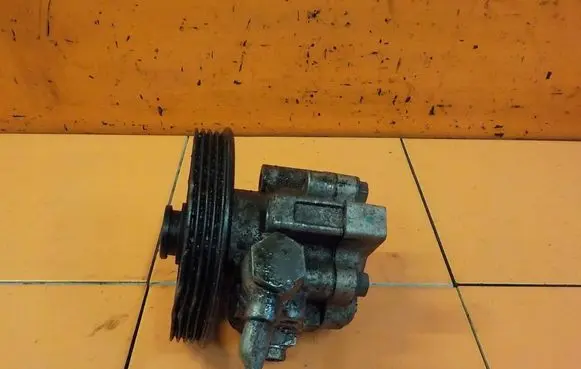 Opel Insignia A Power steering pump 13309333