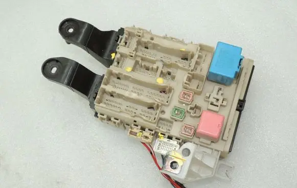 Toyota Avensis T270 Fuse box set 8273005840 8273005720