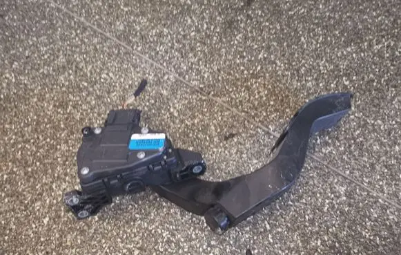 Volkswagen PASSAT B5.5 Accelerator throttle pedal 8D1723523N
