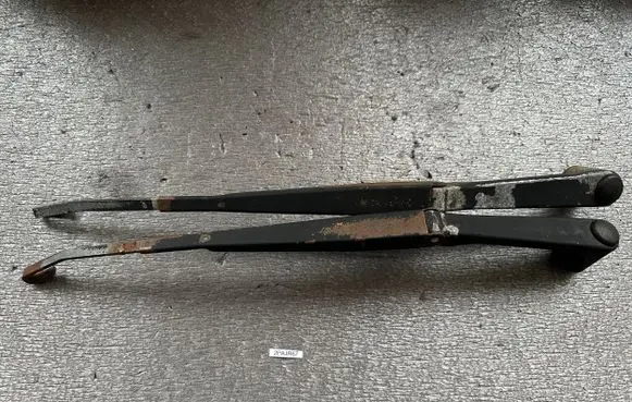 Mitsubishi Pajero Front wiper blade arm MB683941 MR109799