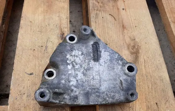 Opel Astra H Engine mounting bracket 90529603