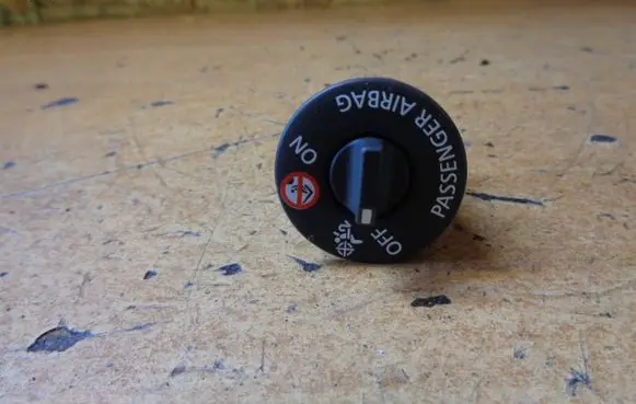 Renault Twingo III Passenger airbag on/off switch 681995290R
