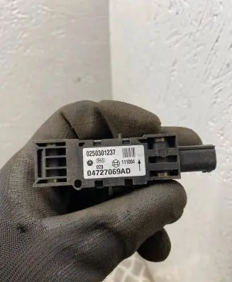 Chrysler Voyager Airbag deployment crash/impact sensor 04727069AD 0250301237