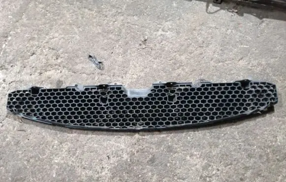 KIA Carens I Front bumper lower grill 865611D010