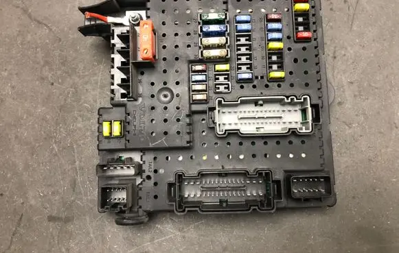 Volvo S40 Fuse module 28017881