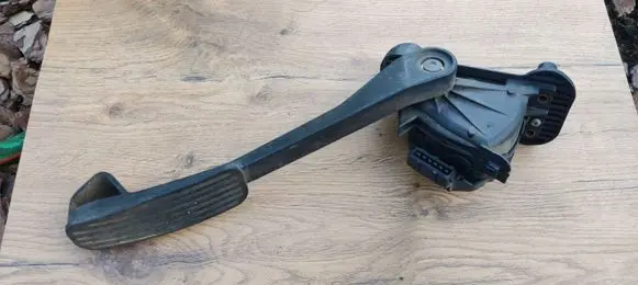 Volvo V70 Accelerator throttle pedal 9496822