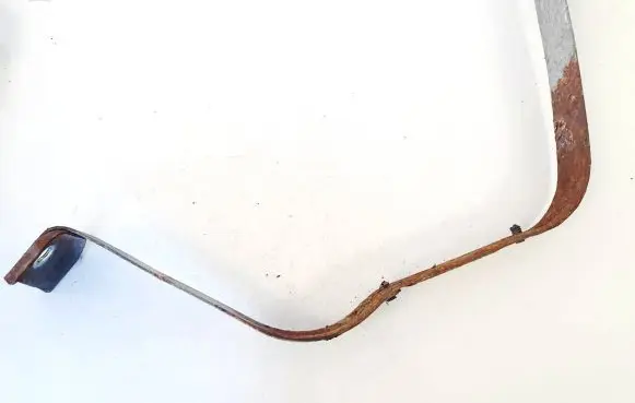 Fuel tank mounting bracket